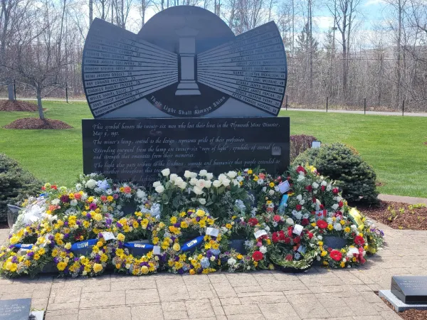 monument_with_wreaths_-_close-up.jpg