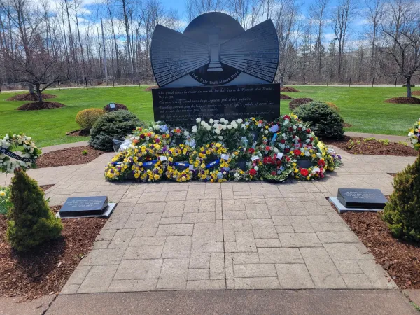 monument_with_wreaths.jpg
